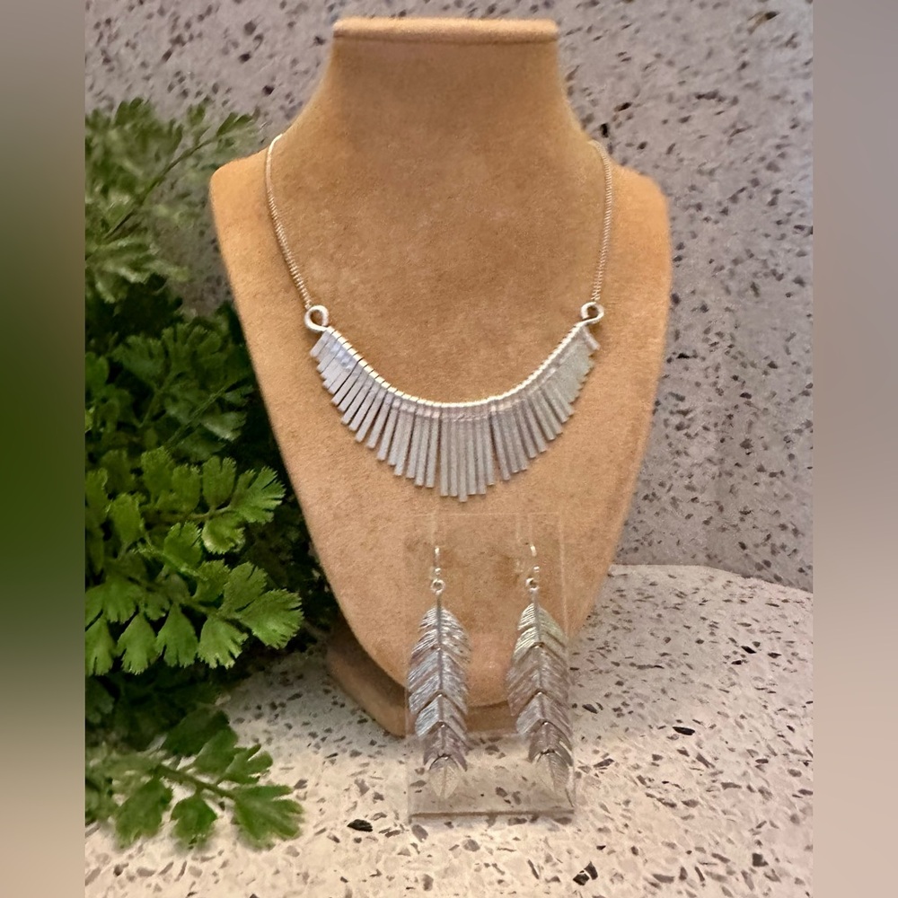 Silver tone necklace set in matte/shiny combo